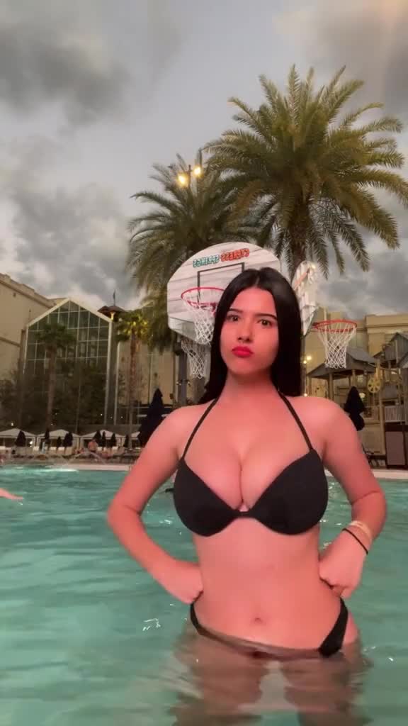 StrawberryTabby onlyfans leak – Big boobs in the pool